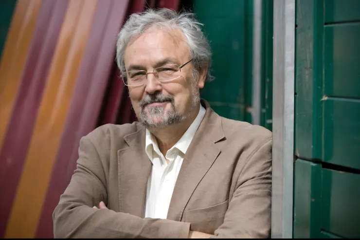 Robin Dunbar 生於1947年。英國人類學家與演化心理學者,曾任牛津大學教授,專研靈長類社會結構與人類社交網絡關係,提出「鄧巴數」理論,探討大腦新皮質與群體規模之關聯,著作多種。