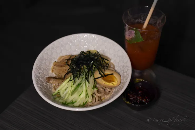 筆者單點血腥瑪麗配限定涼麵