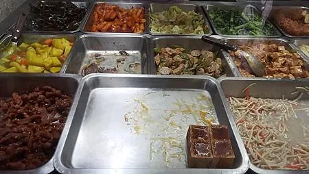 [台北美食]拼經濟、做功德、賺工錢的老圓環六十元便當，配菜多