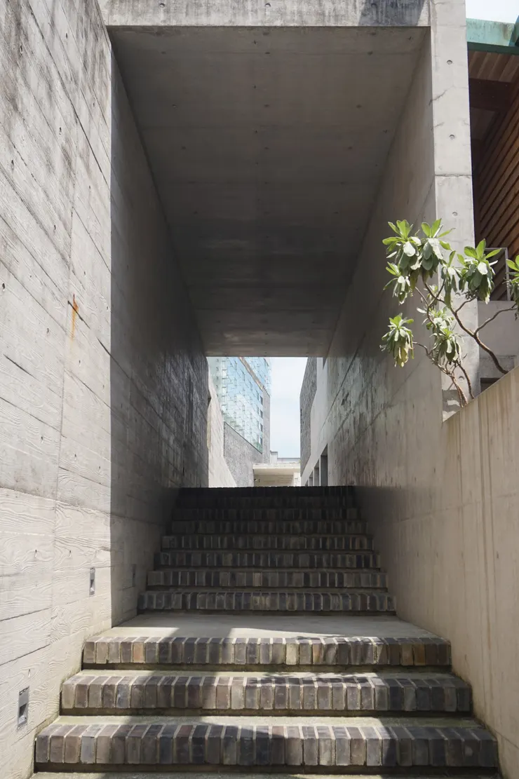 樓梯盡頭是展廳本館