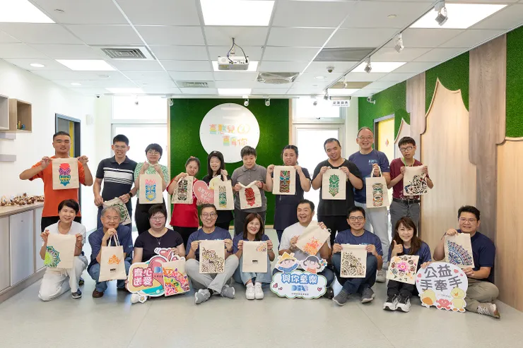 ▲直銷協會參與「藝術共創」課程，與憨兒體驗帆布袋拓印創作。（圖/直銷協會提供）