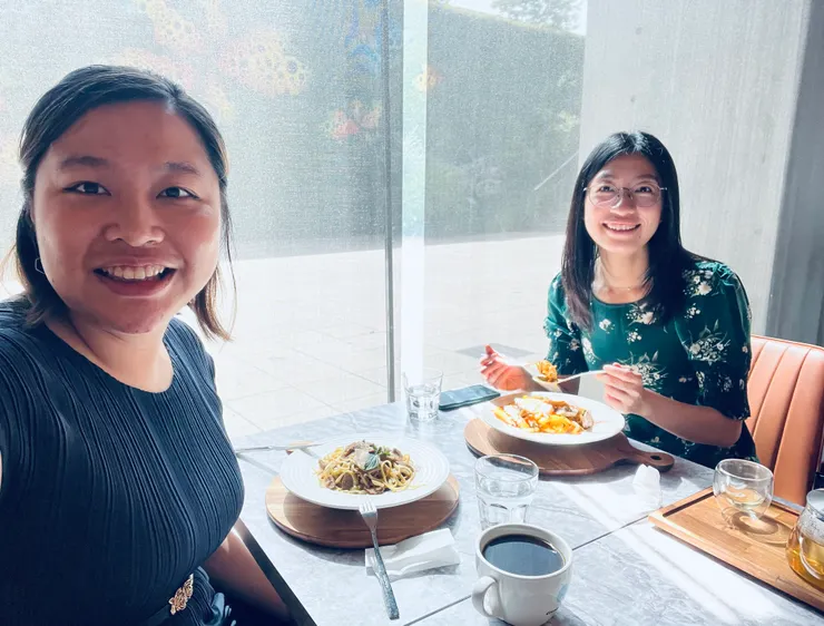 婚禮當天打扮得美美的，吃了早午餐後去當婚禮小幫手