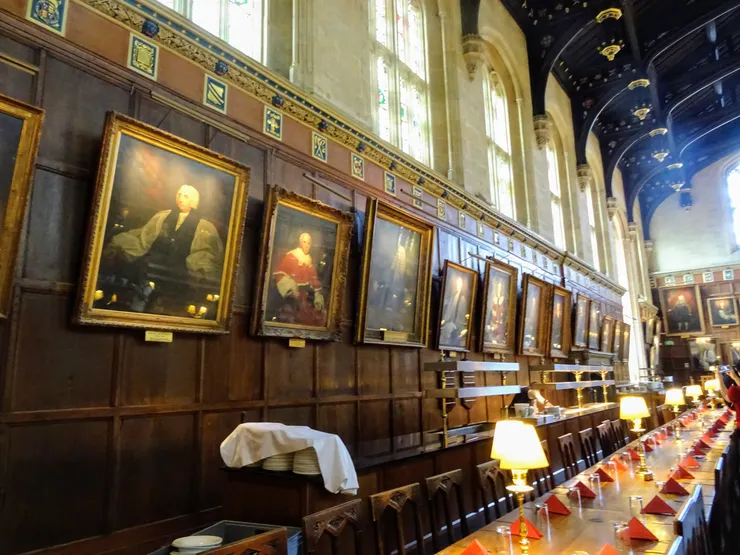 食堂四周掛滿畫像