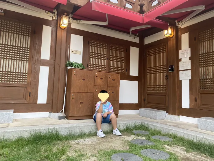 出入的大門需要用磁卡開啟，門口鞋櫃內有室外拖鞋
