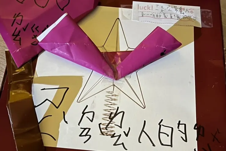 自己摺紙送聖誕老公公禮物🎁，滿滿的❤️