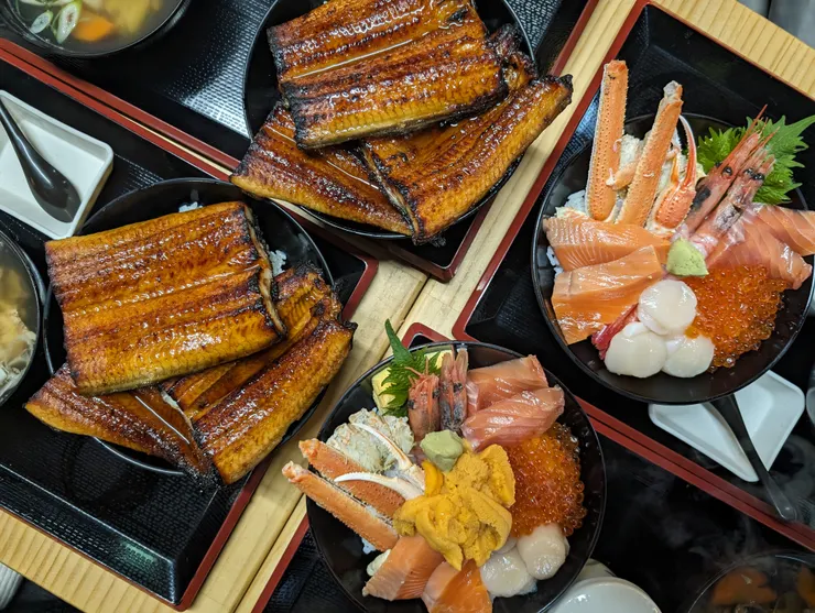 三角市場內海鮮丼、鰻魚丼