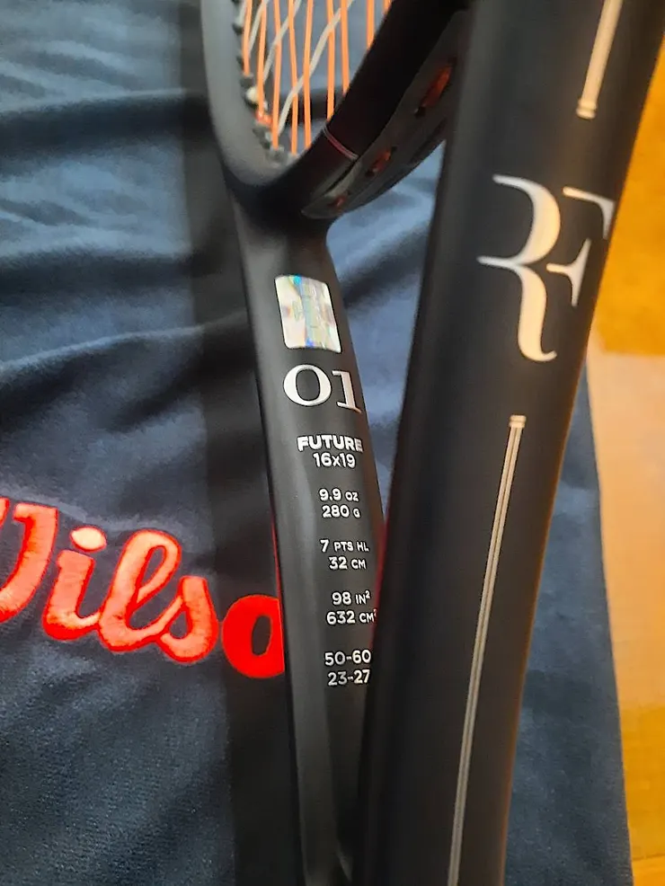 費德勒參與設計的RF01網球拍