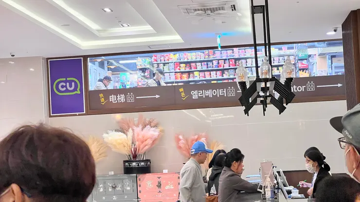 辦理check in 櫃檯上方玻璃窗是CU超商