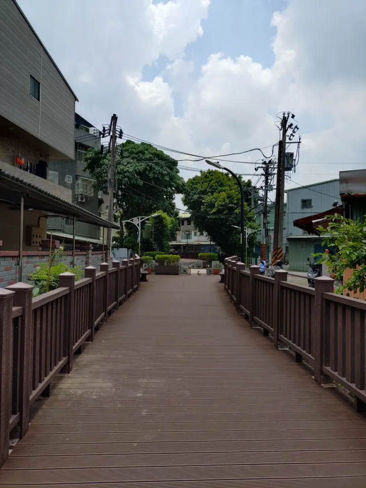 十二古圳步道(圳道上加棧板)