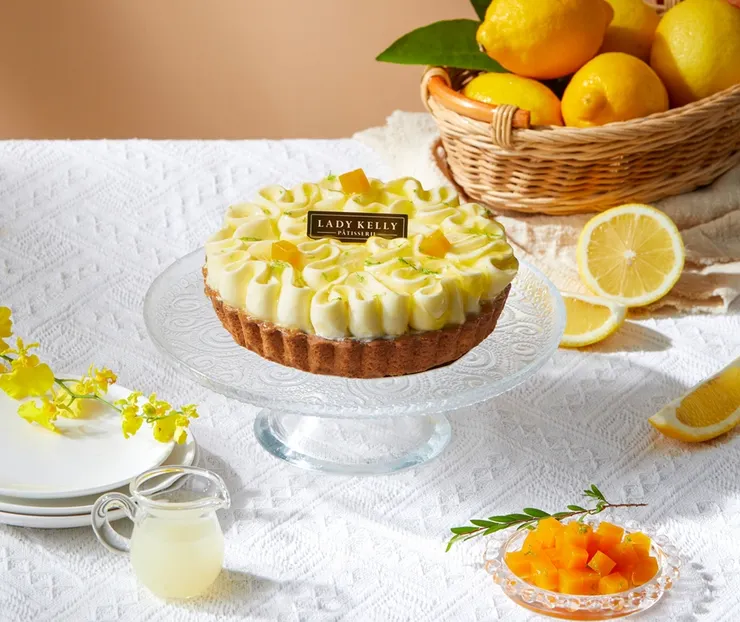 圖說：以現榨果汁與依斯尼奶油，再層層堆疊檸檬磅蛋糕與滑順酸甜內餡、酥香塔皮，是夏日輕盈甜點首選。（資料來源：LADY KELLY）