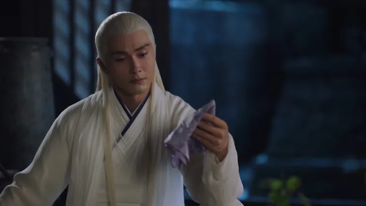 東華看著被鳳九摧殘的帕子，若有所思