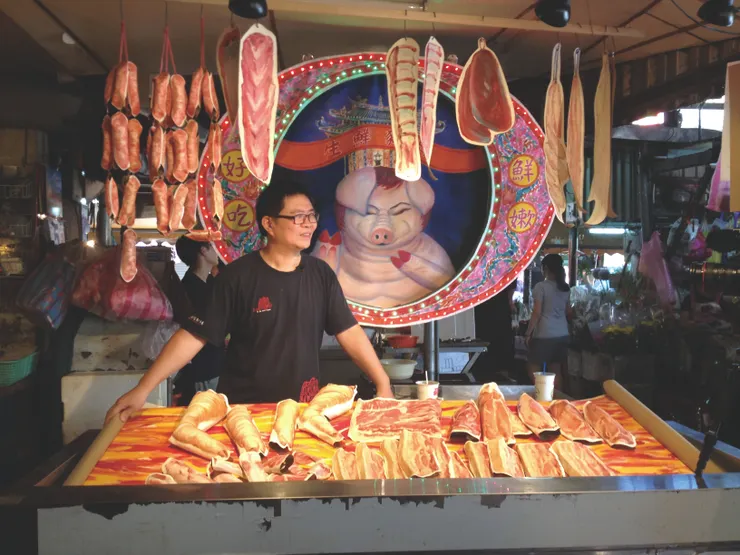 ▲社子市場擺攤一個月的期間，藝術家唐唐發變身客串菜攤、魚攤和肉攤老闆。