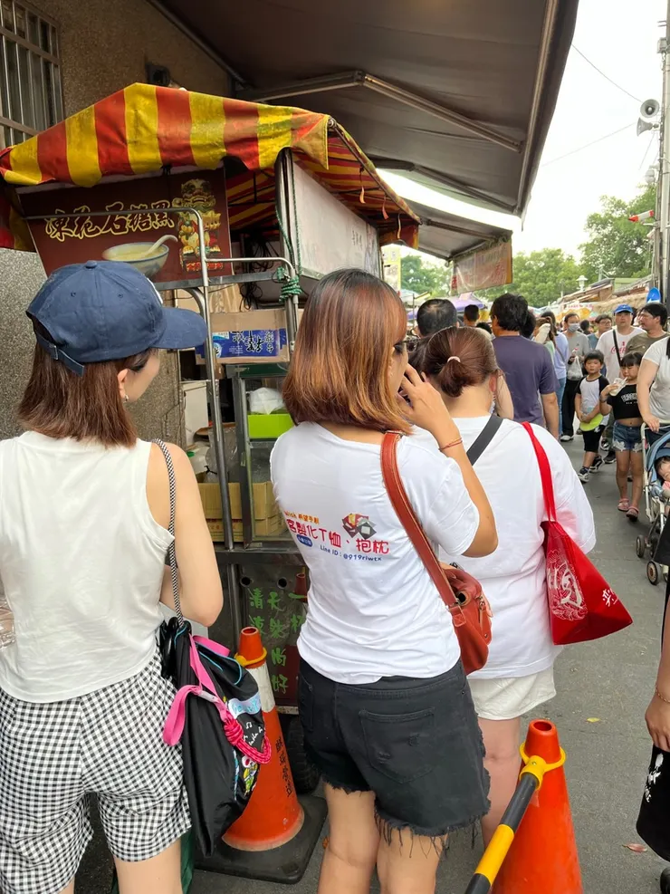 到哪都是長長的人龍，天氣又熱，很考驗體力。