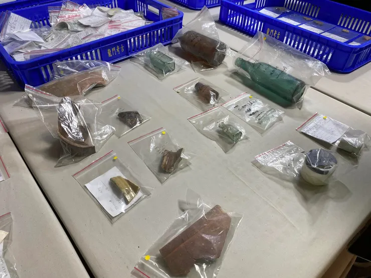 清代的陶片與日治時期的玻璃瓶罐