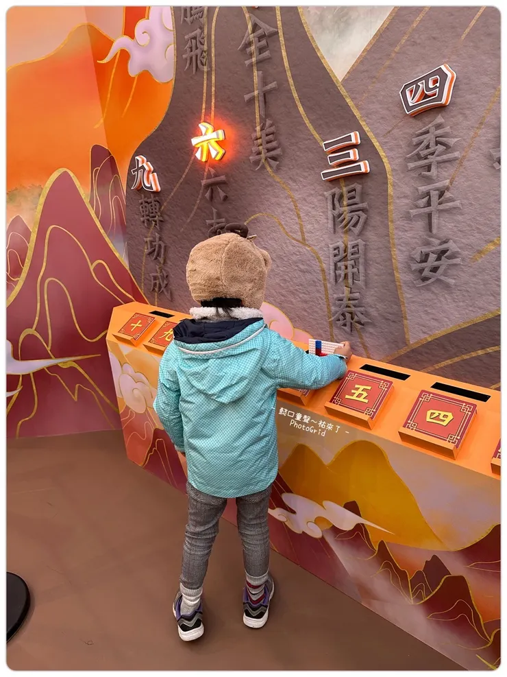 組好數字樂高在對應數字壓出燈號。