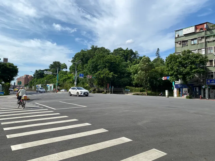 蟾蜍山腳下、萬盛街口附近為舊水門的位置。這一帶昔稱「檔門頭」