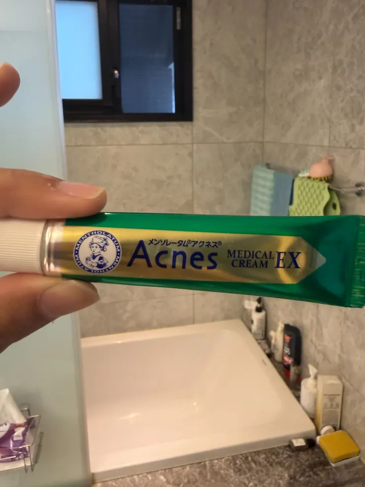 針對「壓了會痛、發紅但無膿頭」的,此款藥膏以「鎮靜消炎」為核心邏輯。