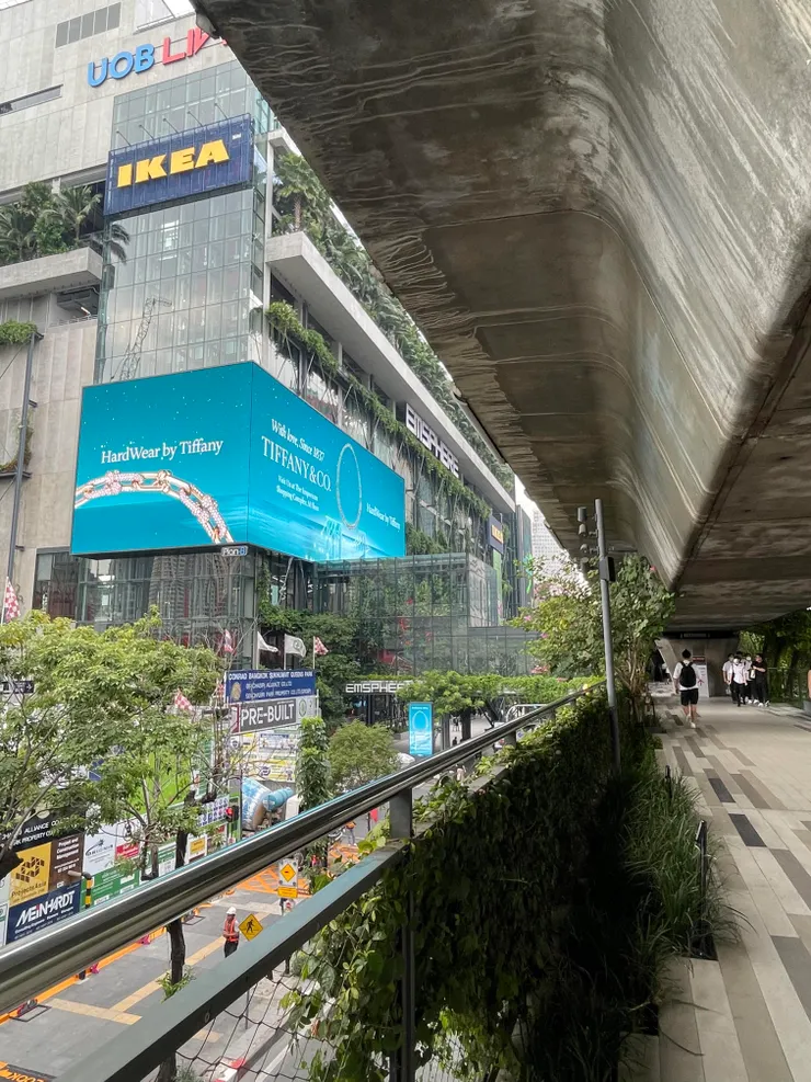 很多mall 都會從地鐵拉空橋，視野很好＋不用擔心過馬路