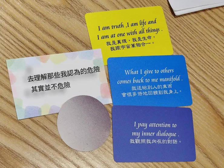 左邊是朋友自己寫下的體悟（為保護當事人隱私，文字經過處理），右側是抽出來的彩虹卡訊息