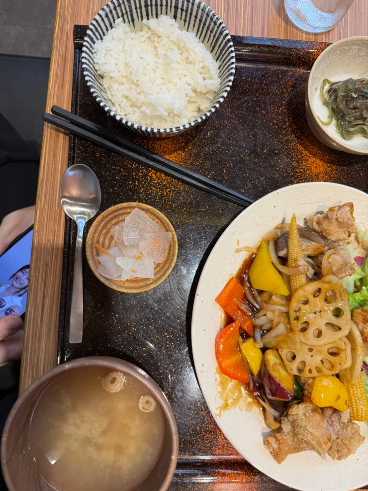 蜜黑醋燴野菜雞肉定食（很特別很好吃！370元）