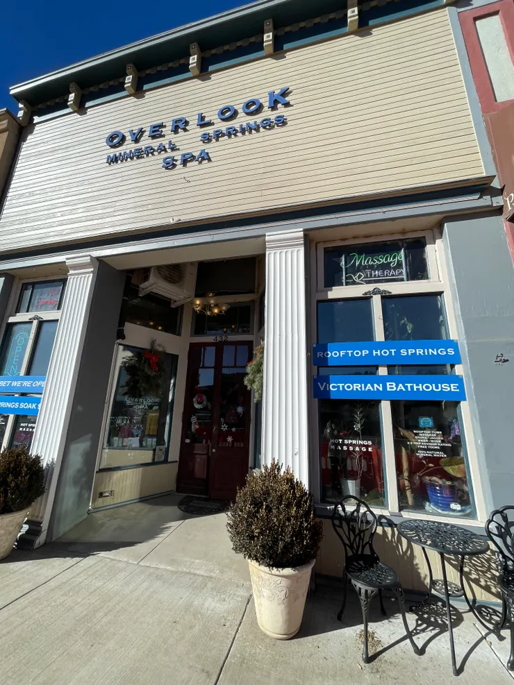 它就位在大街上,門面很像一般的服飾店,一不小心就會錯過~因為在市區內,所以停車不是很方便...