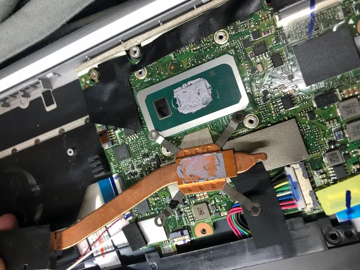 機器打開之後，發現主晶片上的導熱膏乾了。