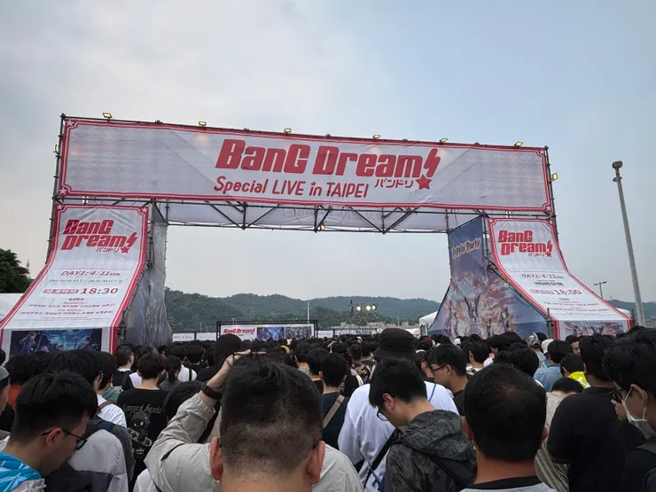 人全部擠在門口的"盛況"