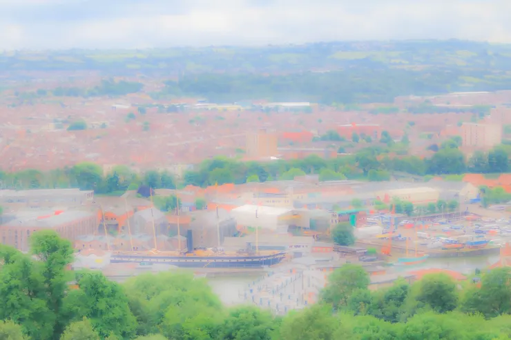 從布蘭登山(Brandon Hill)公園中的卡博特塔(Cabot Tower)俯視布里斯托一景