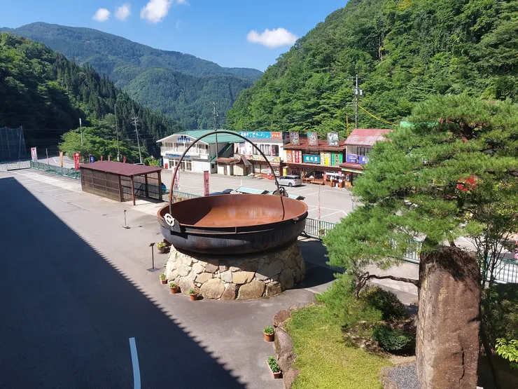 從高處照的宿儺鍋，看起來真的快要跟樹一樣高