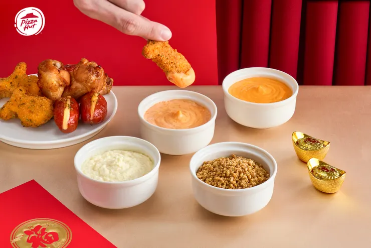 必勝客春節限定「一公尺派對盒 好運醬淋」加入明太子醬、義式白醬、切達起司醬