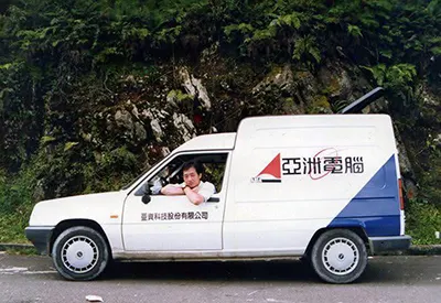 當時公司的同事組隊去玩，前男友規劃帶隊。我才能拍下自己設計的作品。朋友們聽到前男友的履歷表是由我親自拿給廠長的（廠長有問是我男友嗎？我很大方答是）面試後立即錄用。我很旺夫的，後來他是我家老爺囉。