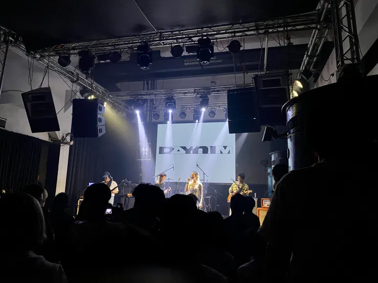 問題總部主唱驚喜獻身，合唱一曲。