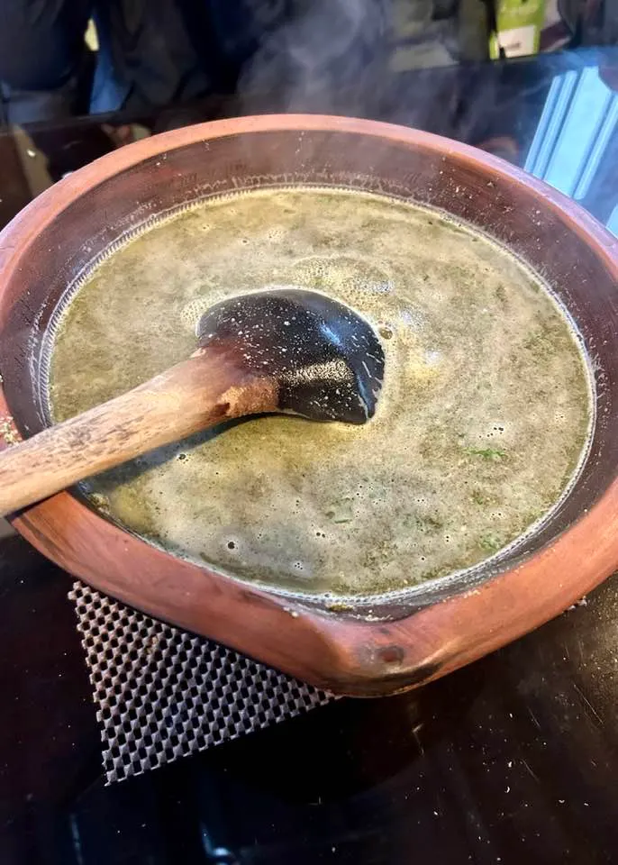 圖02  於光復鄉客家餐廳「大和擂茶舖」享用擂茶午餐，餐廳老闆一邊上菜一邊說菜，第2次到訪享用，滿桌佳餚美味依舊