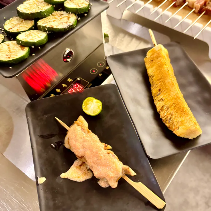 明太子雞肉串（80元）& 肉桂烤鳳梨串（80元）