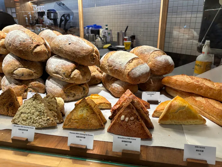 Dreamers Coffee Roasters 微風復興｜櫃檯前有各類麵包可以選擇