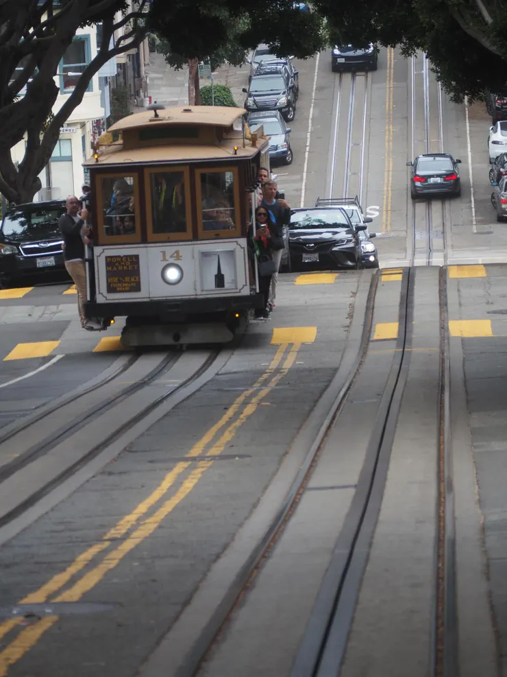 和對向的夥伴道聲好。快樂的美國遊客不吝於與人互動。
