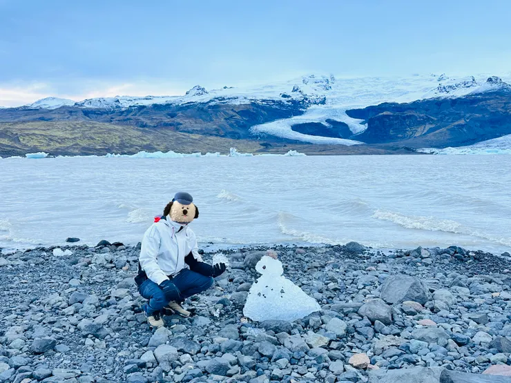 冰雕藝術家和別人的作品合照，他說這個遠看很像海豹（竟然還給我講解）。