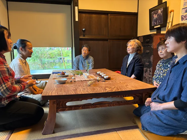 益銓舉辦茶席,邀請金山町的居民來體驗台灣茶文化