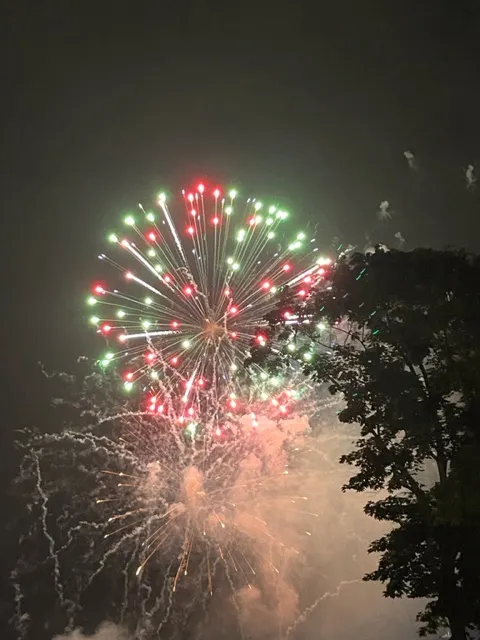 瀑布上空：燦爛的煙花終結這次夏天的假期！