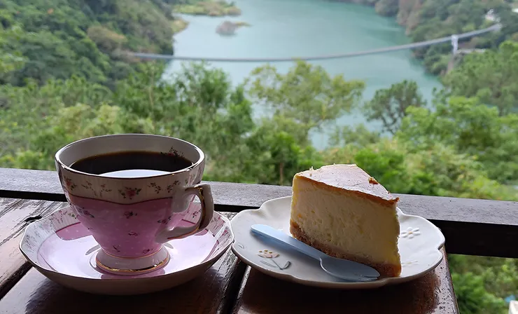 倚欄觀景享受下午茶
