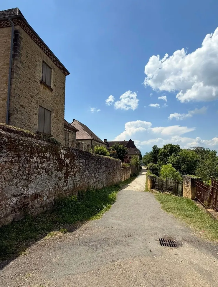 風和日麗的天氣，這樣走著，好舒服