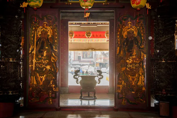 天公爐及莊嚴肅穆的門神（圖片截圖於網路）