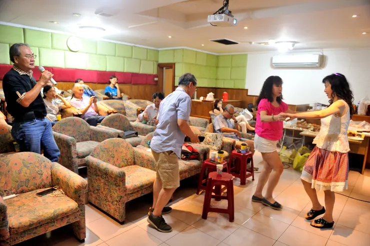 【二人如影隨形踩拍自在起舞婆裟】