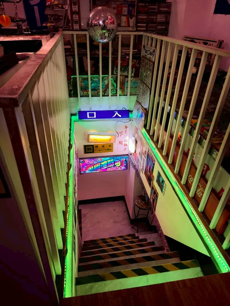 閃爍著燈光的地下入口