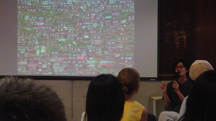 倚著山坡的房子，來自田熊隆樹的講座及書籍資訊（Photo by Zora, 2023/4/23）