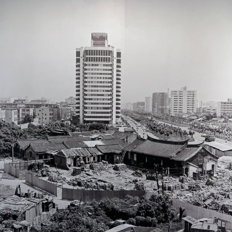 敦化南路的林肯大郡與尚未拆遷的林安泰古厝