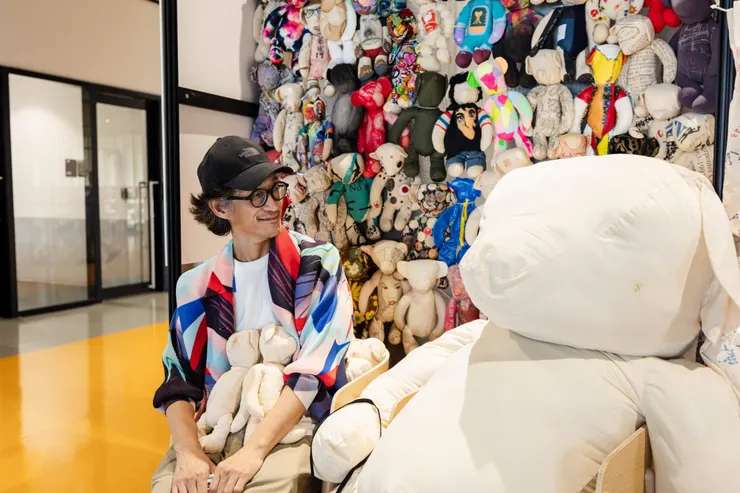 圖說：郭令權的「日常的回憶」是一系列的熊創作，透過舊衣搭配各種生活物件進行創作，呈現自我內在情緒流向。（資源來源：臺南400－「福符永續，多元文化流動祈福計畫」）