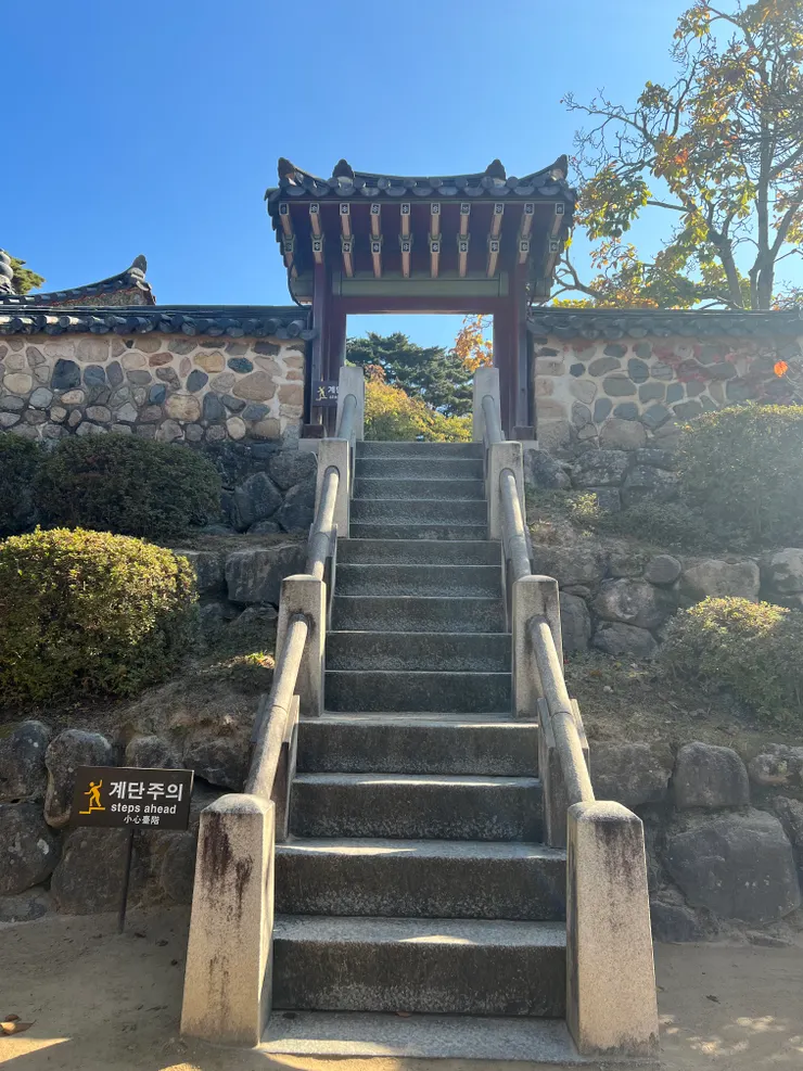 有些樓梯踩踏面積很小、間隔又很高