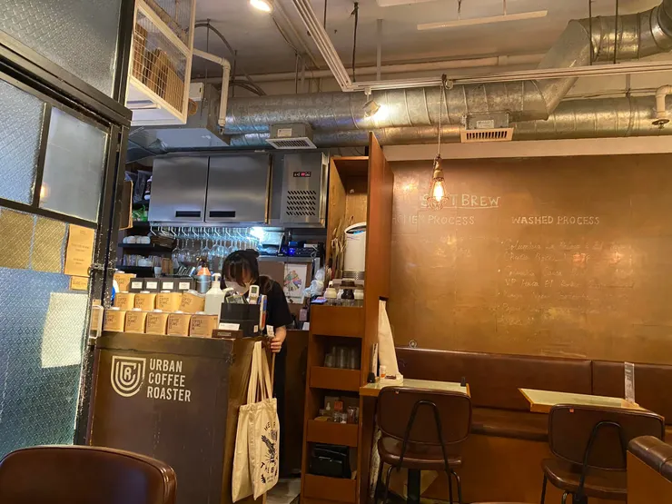 和台灣相似的咖啡店,播著熟悉的五月天,但價格卻高得令人驚訝