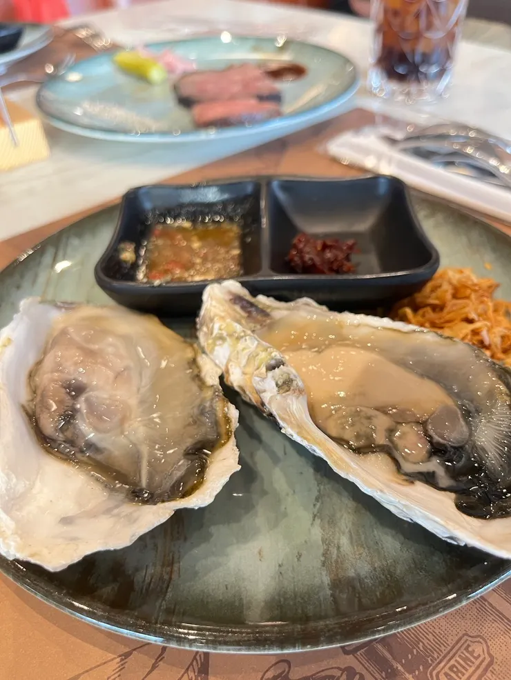 生蠔一盤兩顆，每顆都很大，很新鮮。